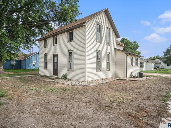 101 E 1st St, Marion, SD 57043