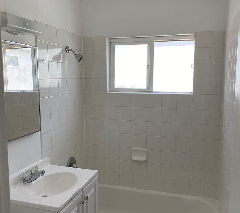 2nd image of 1654 Locust St #1/2