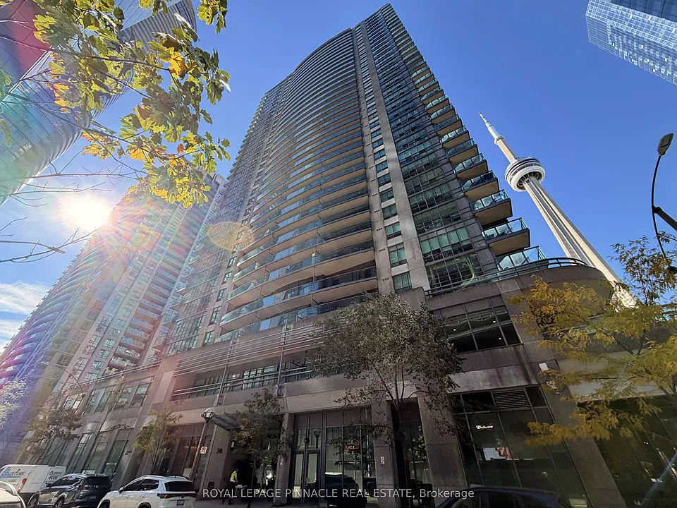 30 Grand Trunk Cres #802