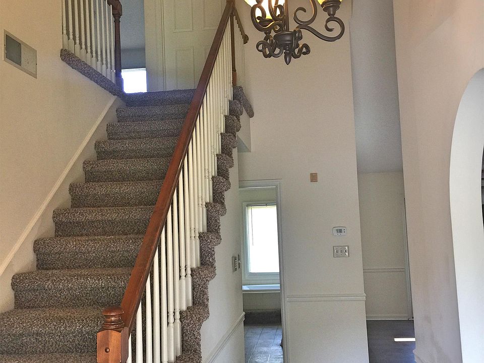 1st image of 404 Eagle Brook Dr W