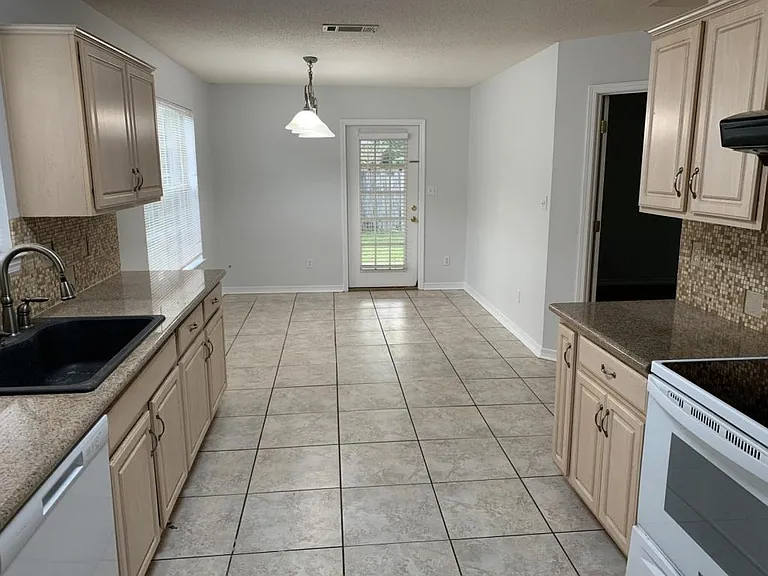 1475 Stanford Rd — Photo 5