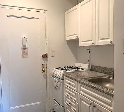 4th image of 224 E 10th St APT 1