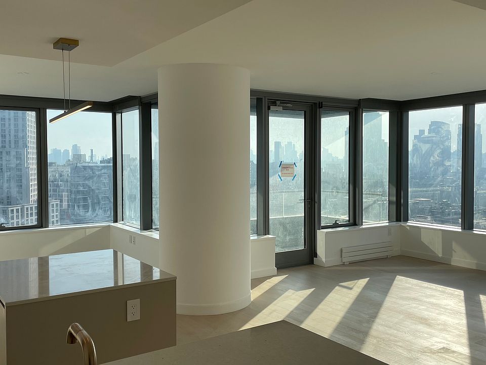 1st image of 3 Court Sq APT 1111
