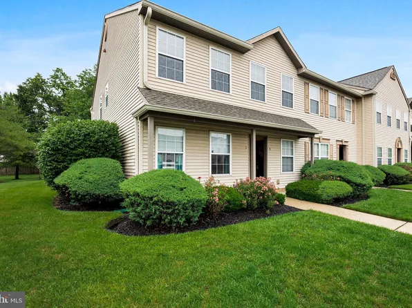3 Foxglove Dr #End, Delran, NJ 08075