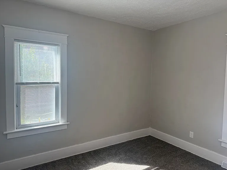 1111-1113 Brown Ave — Photo 9
