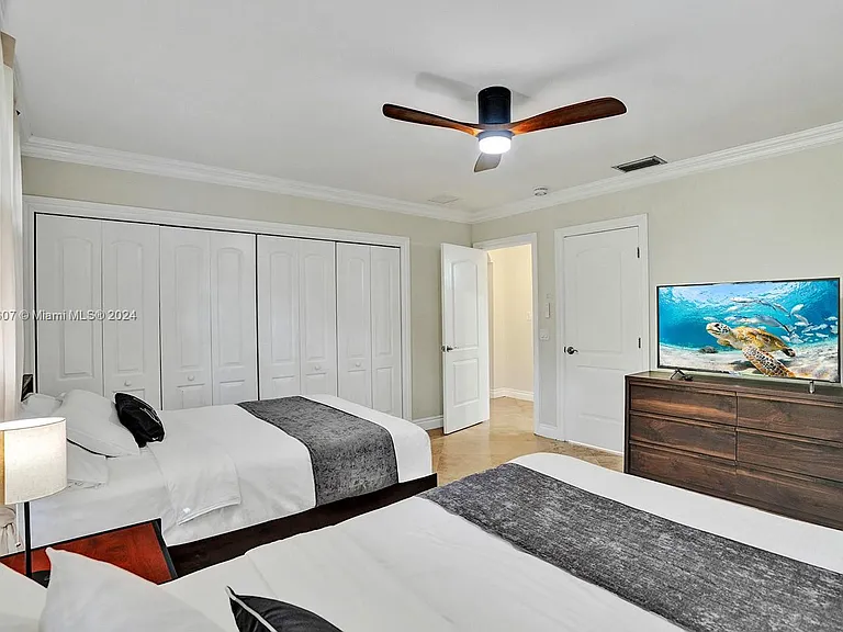 1049 N Southlake Dr — Photo 22