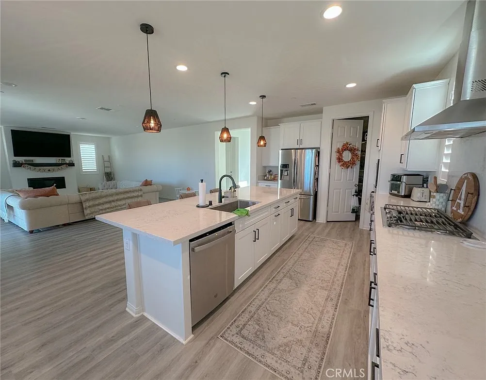 5 bed, 3.5 bath, 3182 sqft, $4,700 — Photo 3