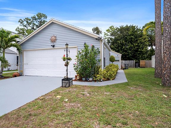 4th image of 5585 Berry Blossom Way W