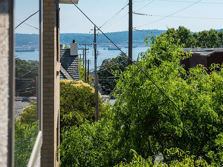 1408 Queen Anne Ave N — Photo 3