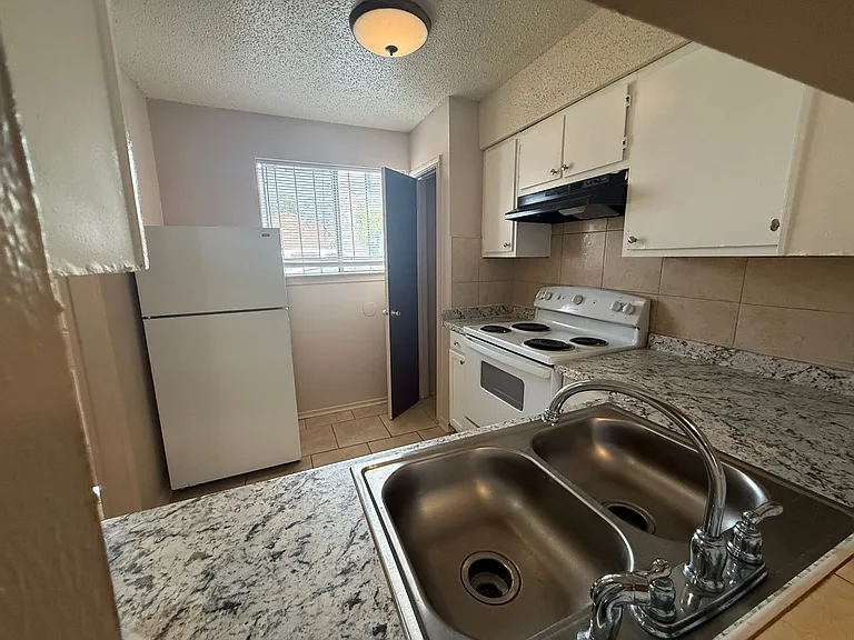 8911-8921 Gsri Ave — Photo 11