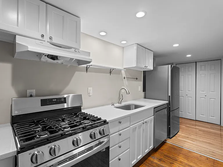 548 Chapel St #1F — Photo 6