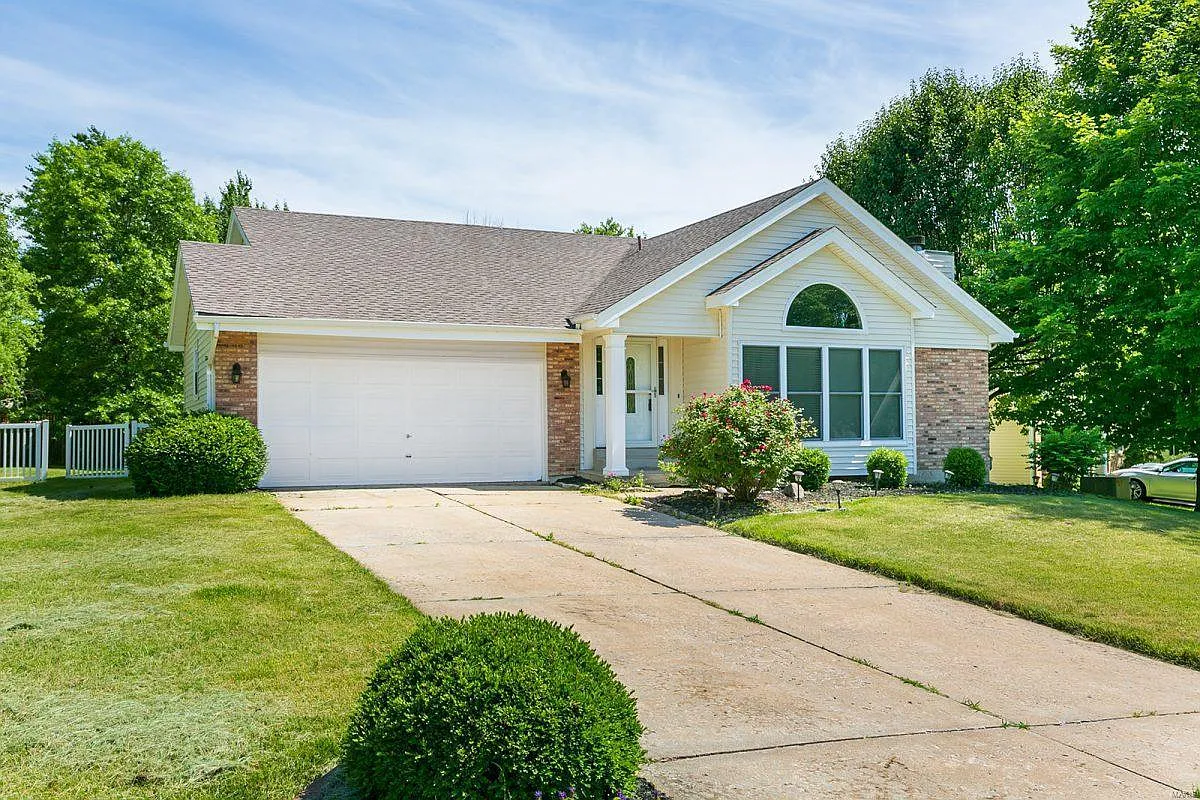 16 Running Waters Ct photo 1