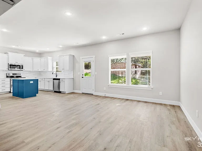 221 Dogwood St — Photo 16