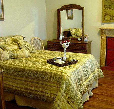 Bedroom #2
						:
						Hardwood Floor,
10 Ft Ceiling,
Large Room,
Ceiling Fan,
Faux Fireplace