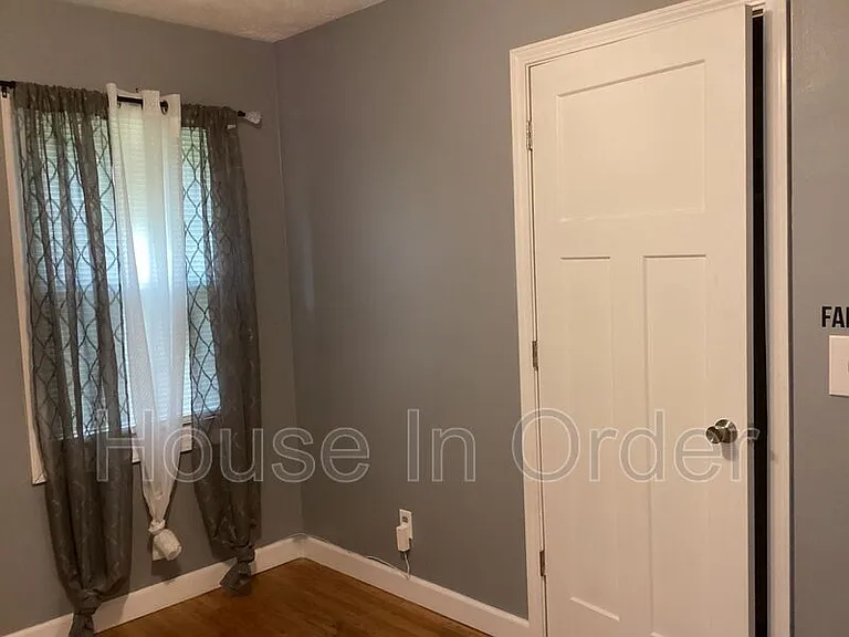 64 Valentine St E — Photo 13