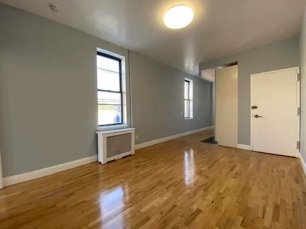 465 Seneca Avenue image 10 of 11