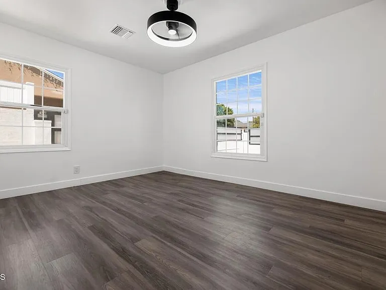 7637 Radford Ave — Photo 9