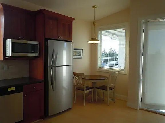 4th image of 532 14th Ave W