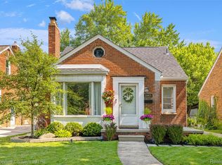 20855 Lochmoor St, Harper Woods, MI 48225