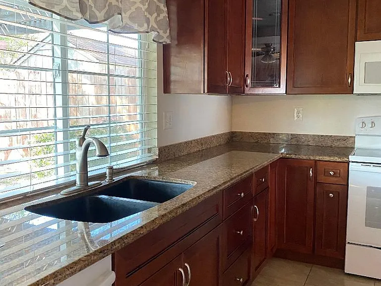 2825 Rhett Ct — Photo 2