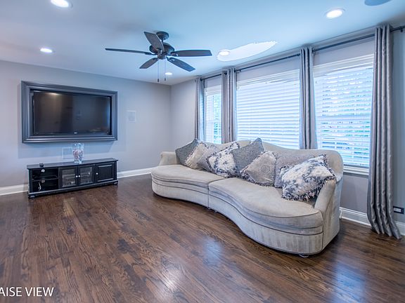 3rd image of 50 Robin Hill Dr