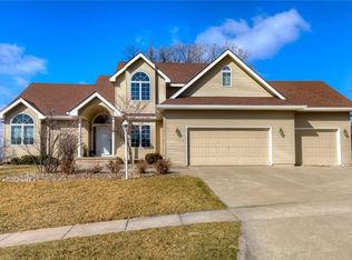 6904 Capitol View Ct, Johnston, IA 50131