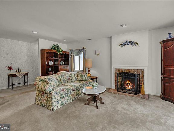 4th image of 12 Muirfield Dr