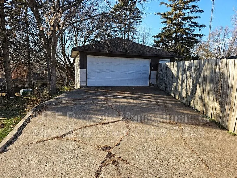 1617 Flag Ave N — Photo 22