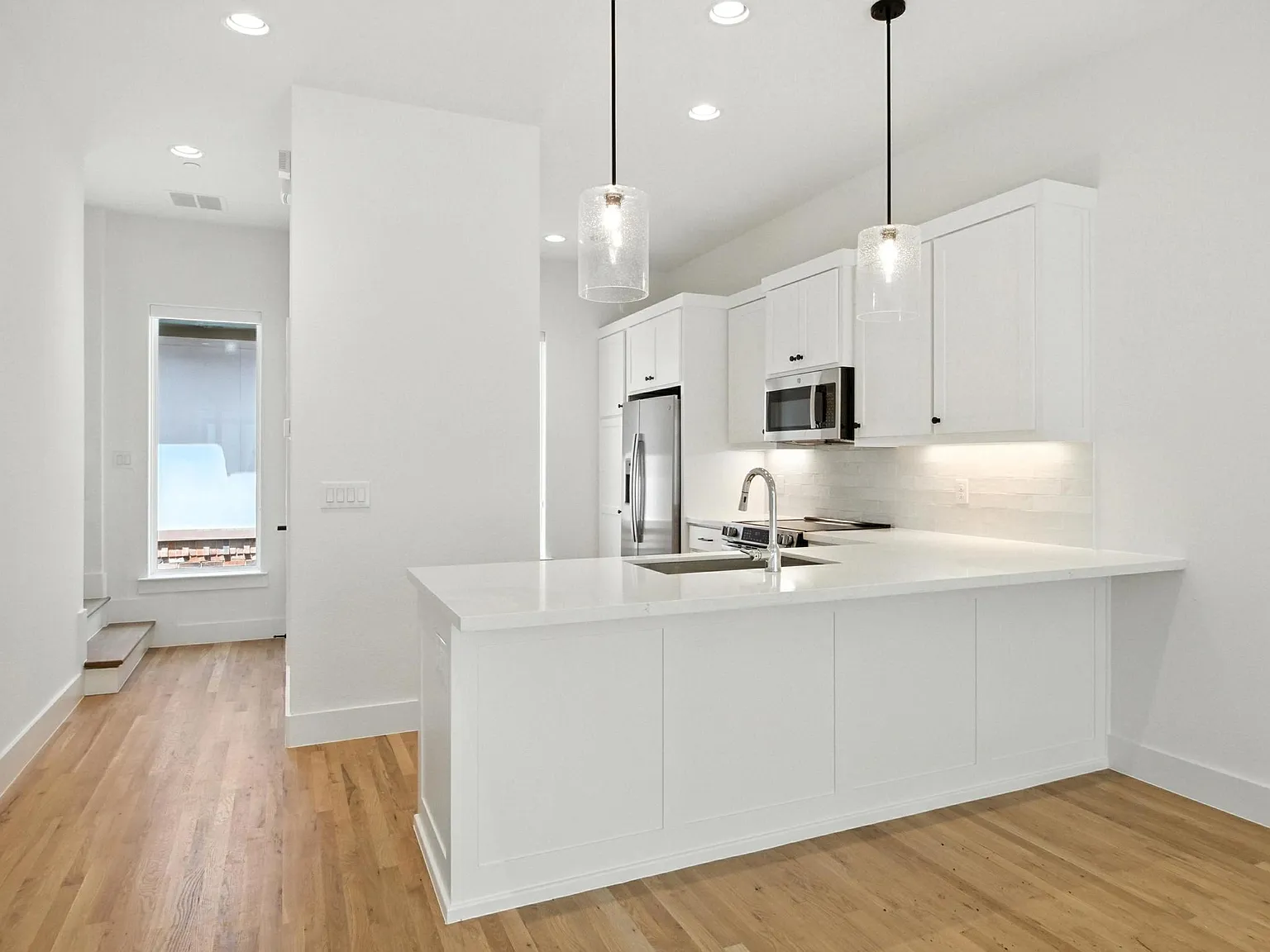 2 bed, 2.5 bath, 1194 sqft, $3,750 — Photo 2