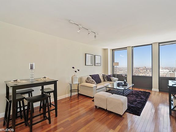 5th image of 444 W Fullerton Pkwy APT 1910