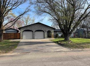 17 Cedar Ct, Halstead, KS 67056