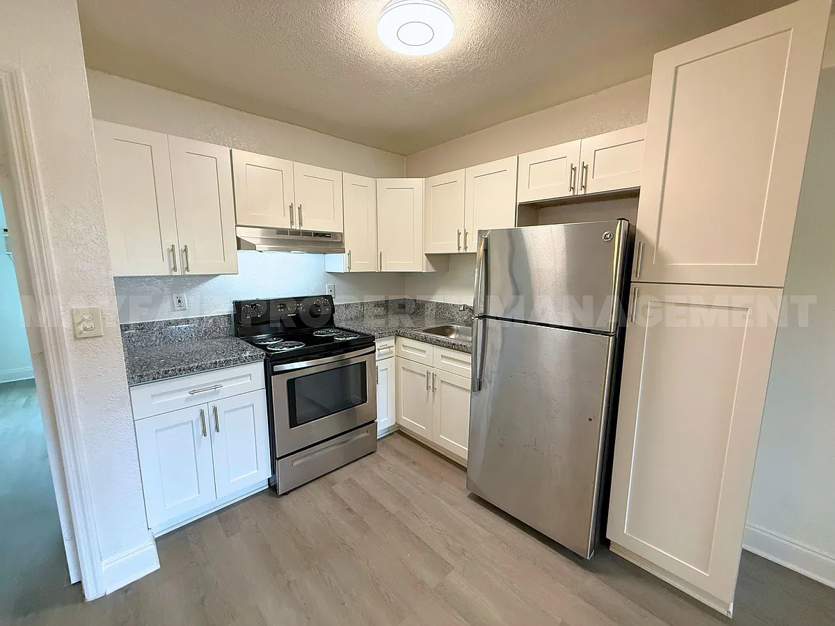 Building Photo - 240 SW 8th St #3