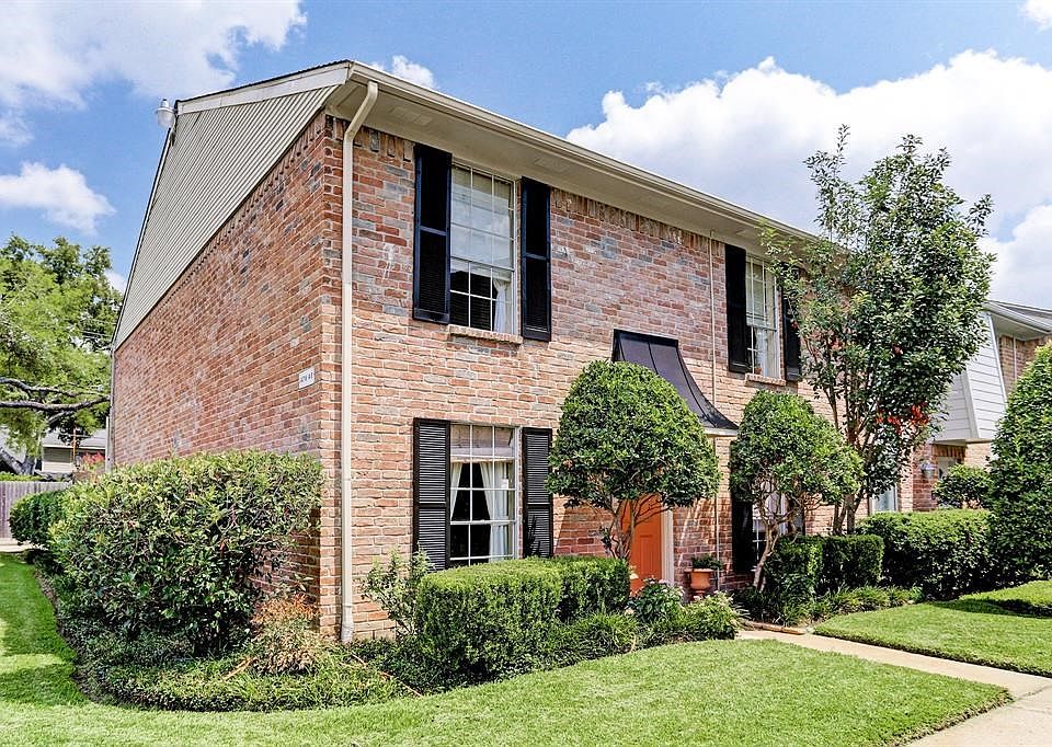 Welcome to 14716 Perthshire Unit E.  This unit is one of the largest in the complex showcasing 4 bedrooms with 2.5 baths.