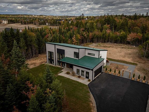 3rd image of 394 Canoe Cres