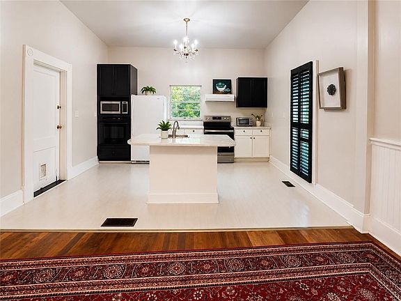 3rd image of 1090 Forest Ave