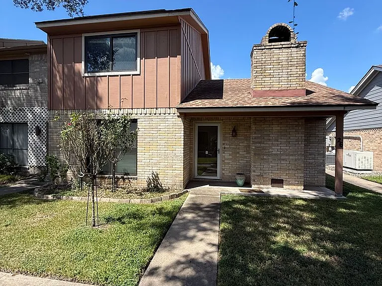 101 Maplewood Dr #26 — Photo 2