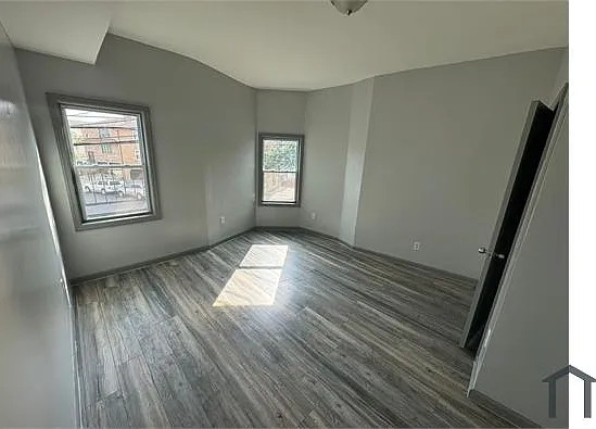 124 Fleming Ave #2R — Photo 4