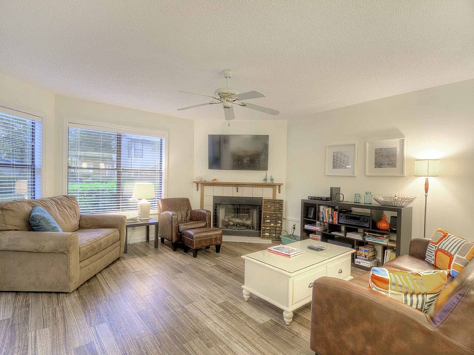 1st image of 313 Harbour Oaks Dr