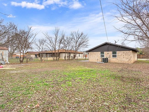 5th image of 1406 Phyllis Dr