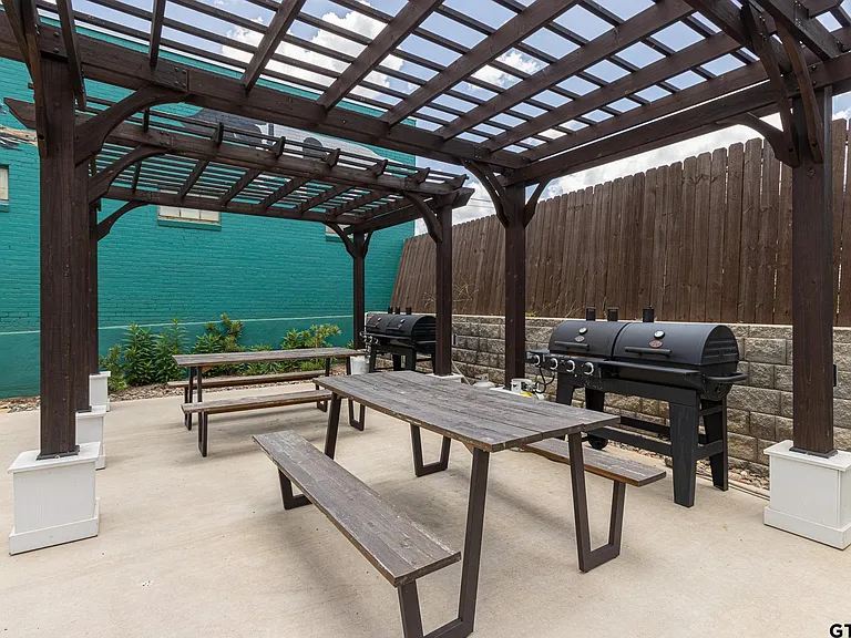 540 W Erwin St — Photo 26