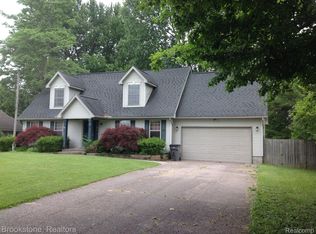 36385 Union Lake Rd, Clinton Township, MI 48035