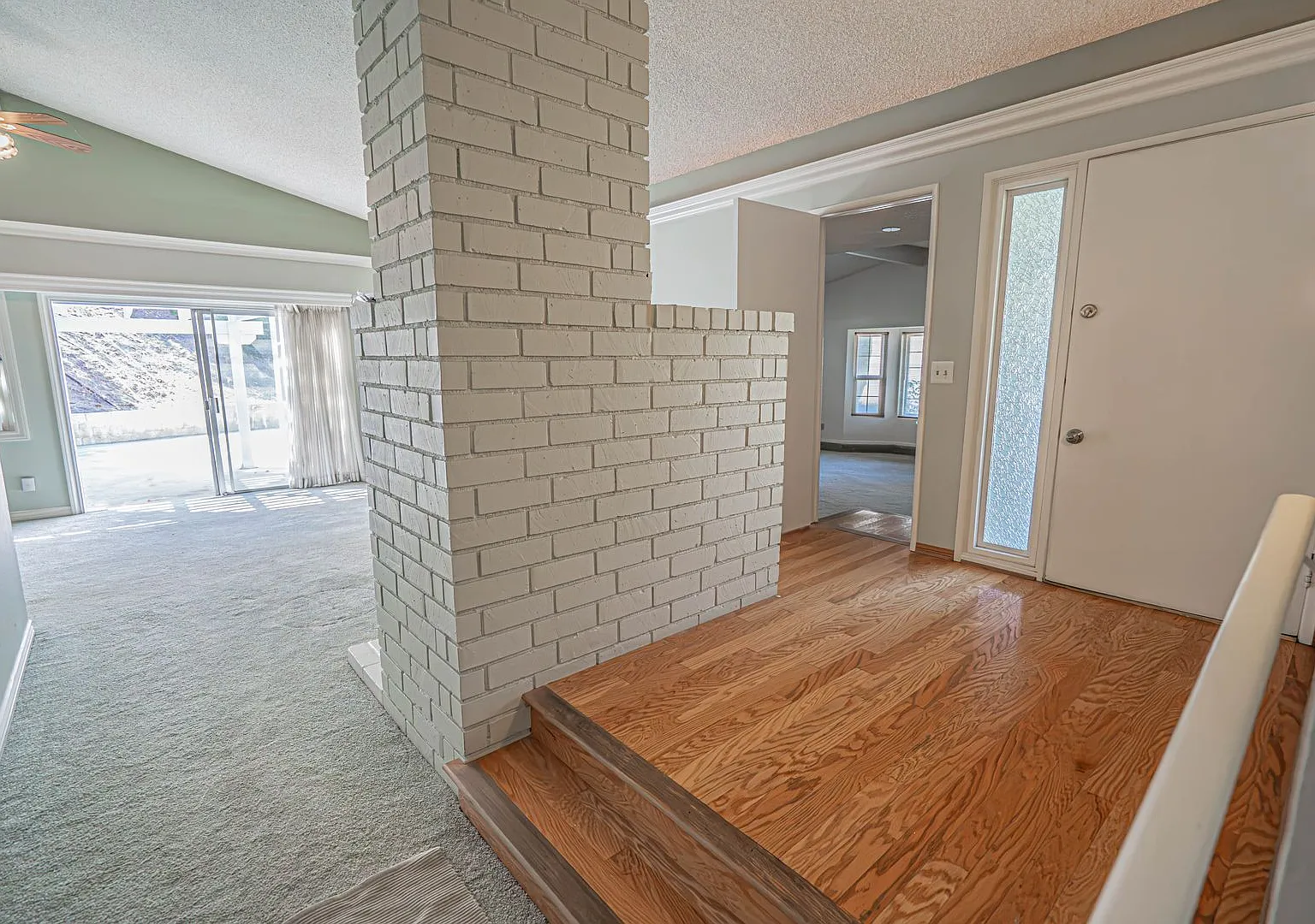 3 Bedroom Single Story Home for Rent in Newhall. — Photo 2