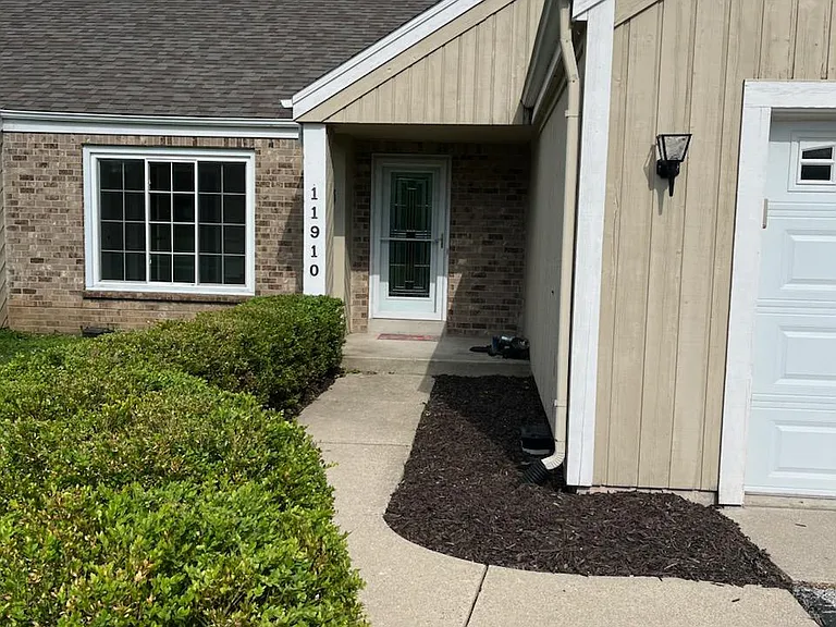 11910 N Forest Dr — Photo 2