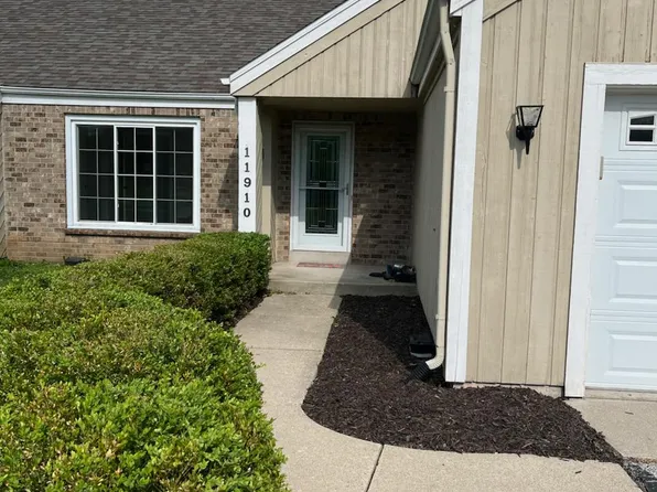 11910 N Forest Dr, Thiensville, WI 53092
