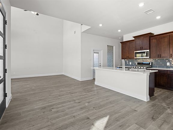 3rd image of 725 Oakridge Trl