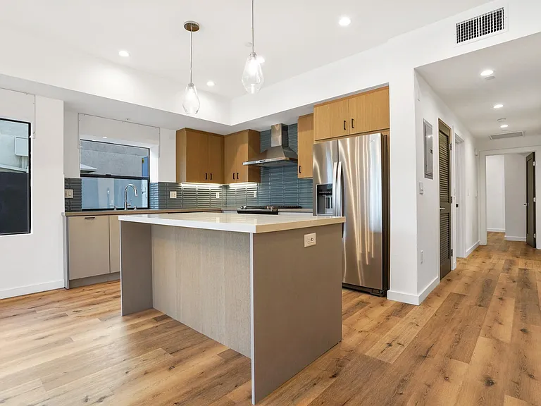 5022 Whitsett Ave #101 — Photo 7