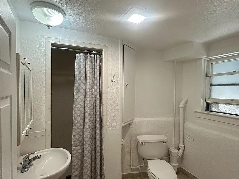 326 Capitol St #B — Photo 2