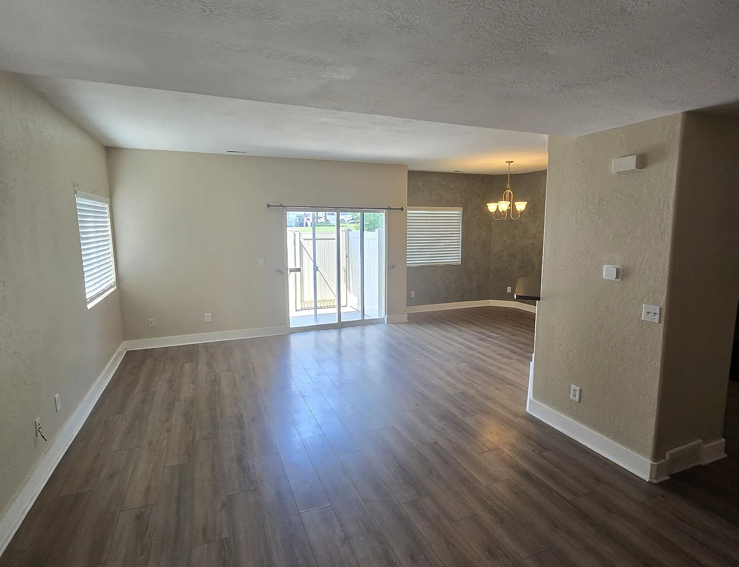 3 bed, 1388 sqft, $2,100 — Photo 2