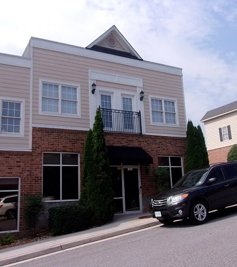 Upper Level Apartment in Wyndhurst — Photo 1