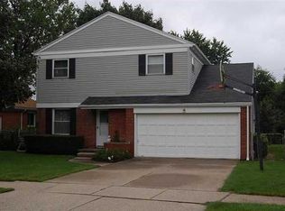 2438 Ridgeway Dr, Oregon, OH 43616